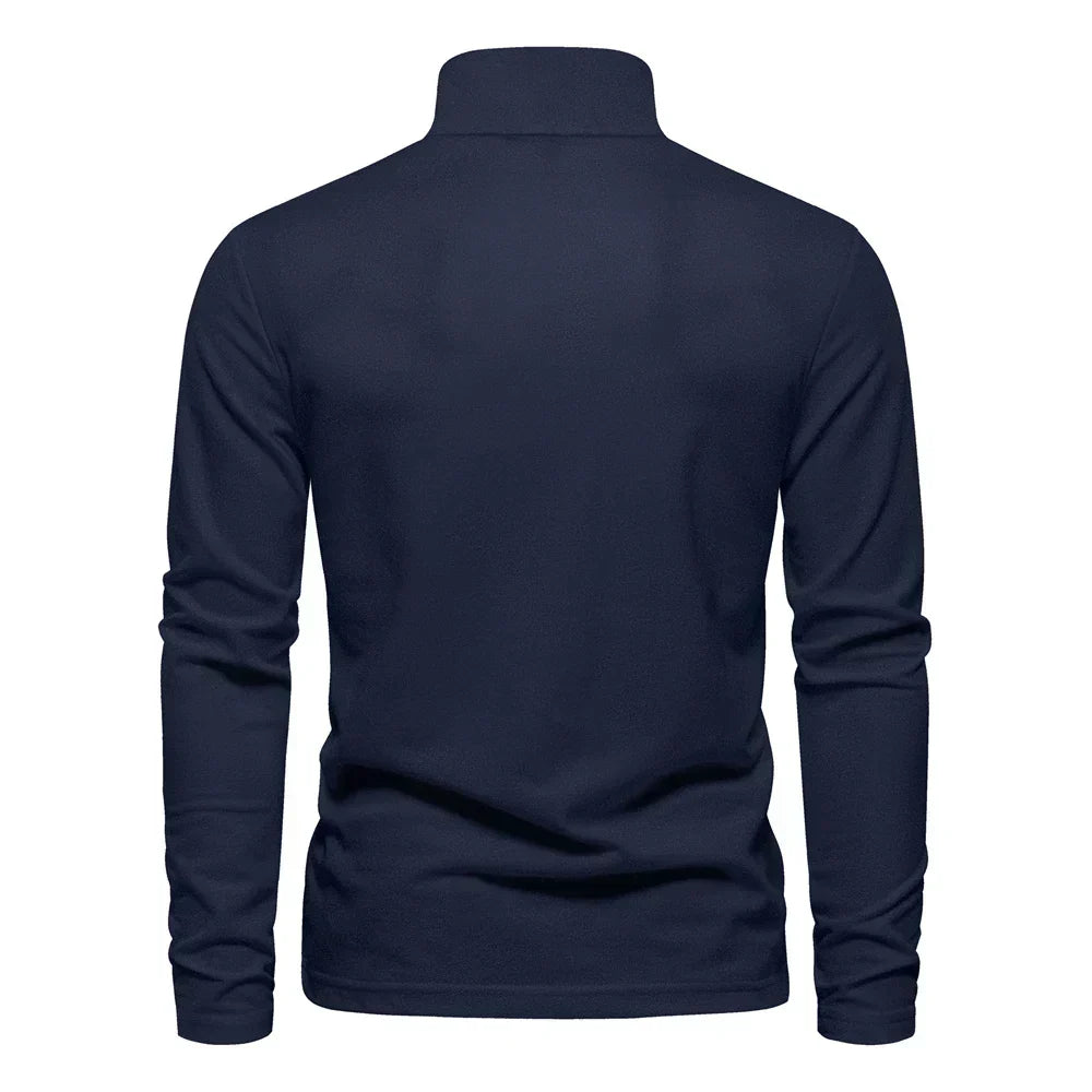Maglione uomo blu scuro a collo alto, maniche lunghe, design elegante e moderno, ideale per moda autunno inverno.
