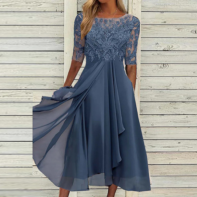 Abito elegante blu in chiffon con dettagli in pizzo, maniche a tre quarti, lunghezza media, perfetto per cerimonie e occasioni speciali.