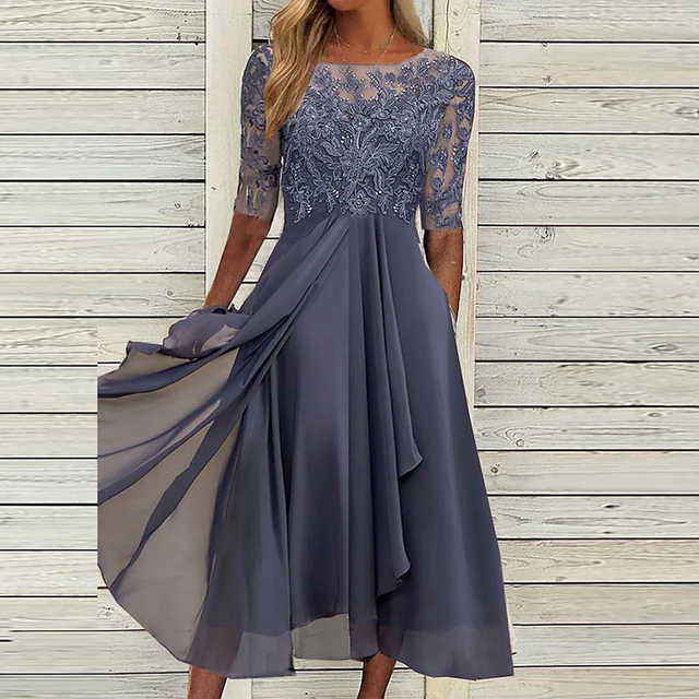 Abito elegante donna in pizzo blu, maniche a tre quarti, gonna fluida, perfetto per cerimonie e serate. Moda femminile, abbigliamento formale.