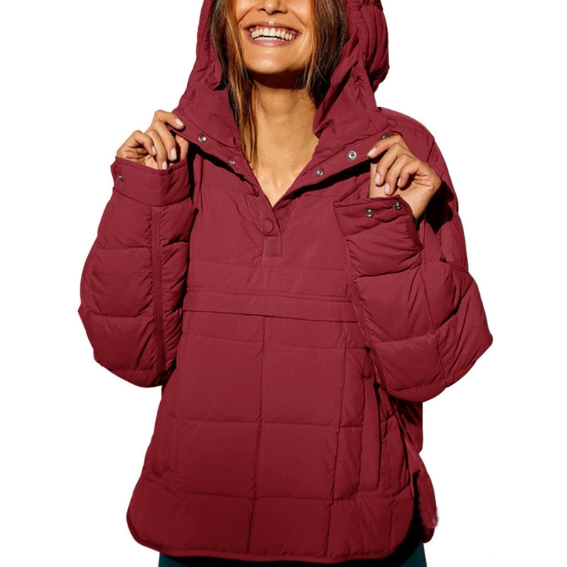 Donna sorridente con giacca invernale trapuntata rossa, cappuccio alzato. Moda donna, abbigliamento caldo, giacca casual per l'inverno.