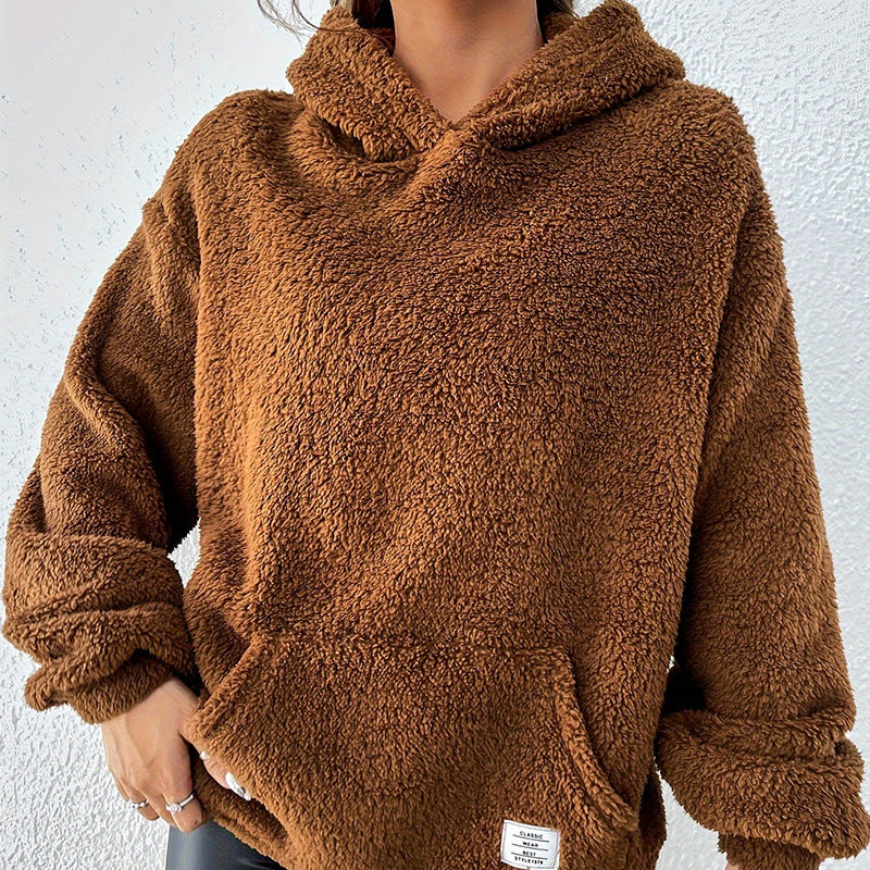 Donna con felpa marrone in pile, morbida e calda, ideale per l'inverno. Moda casual, abbigliamento comodo, stile autunnale.
