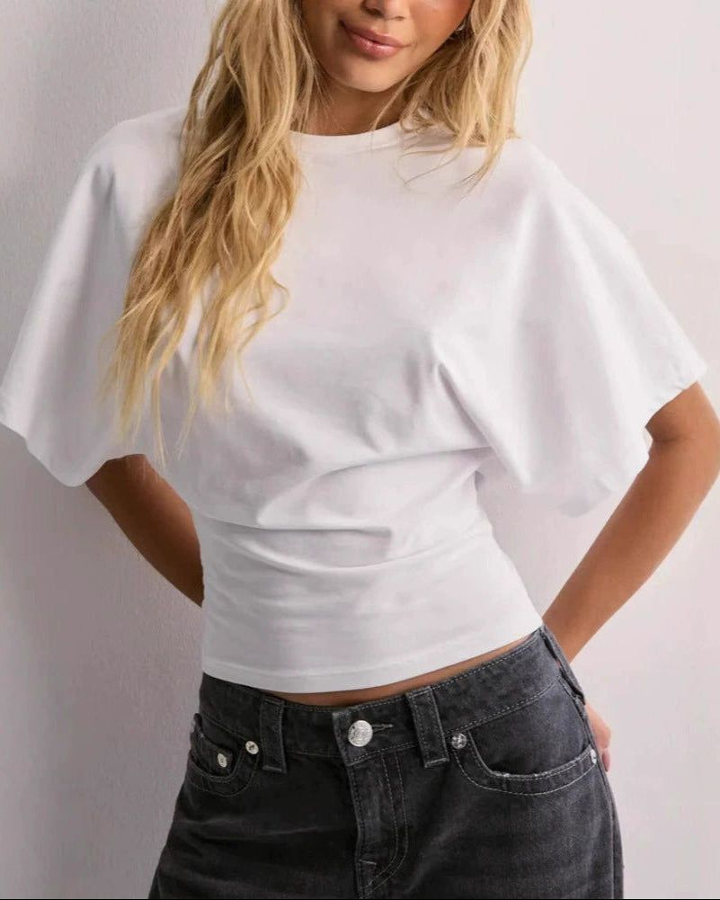 Donna con maglietta bianca a maniche corte e jeans neri. Moda casual, abbigliamento estivo, stile minimalista, tendenza abbigliamento donna.