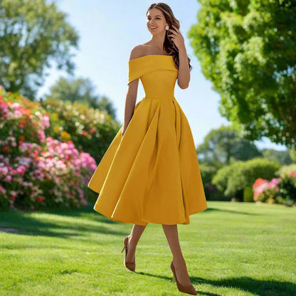 Donna in abito giallo elegante in giardino fiorito, giornata soleggiata. Moda estiva, abbigliamento femminile, stile vintage.