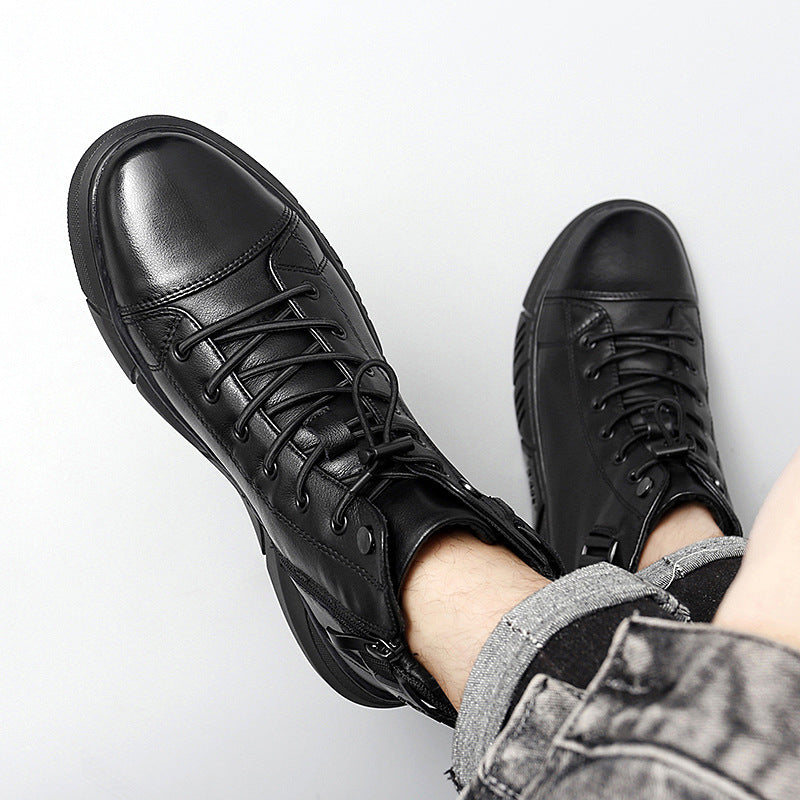 Scarpe da ginnastica nere in pelle, design moderno, lacci, suola robusta. Ideali per moda casual e urbana. Uomo indossa jeans grigi.