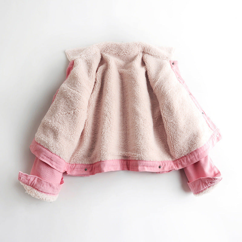 Giacca in denim rosa con interno in pelliccia sintetica, stile casual, moda autunno inverno, abbigliamento donna, tendenza 2023.