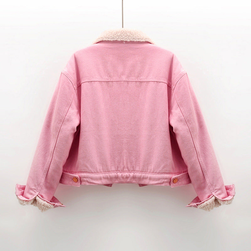 Giacca di jeans rosa con colletto in pelliccia sintetica, vista posteriore. Moda casual donna, abbigliamento autunnale, stile trendy e giovanile.