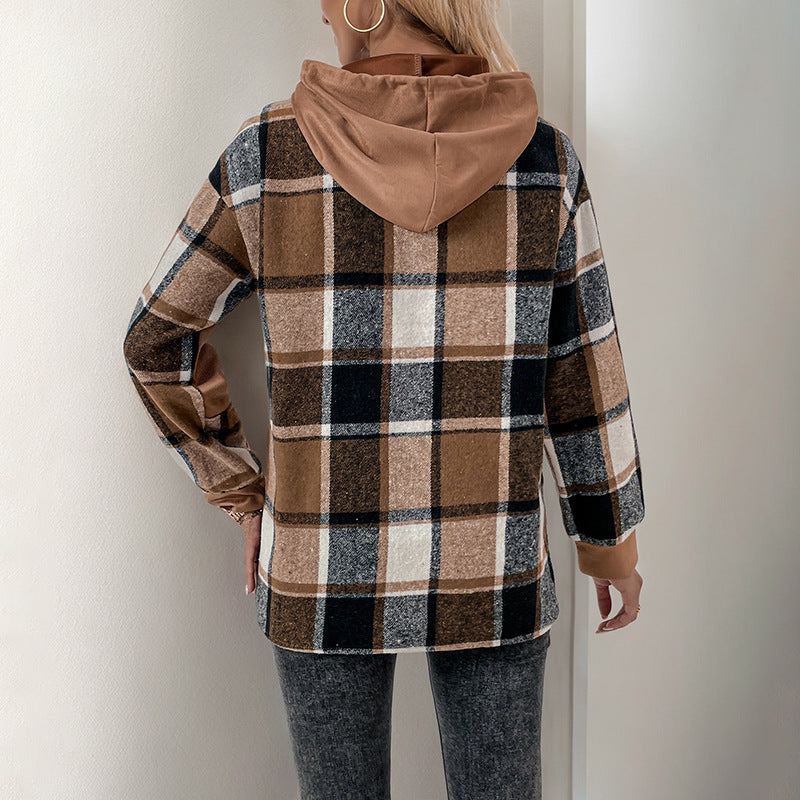 Donna con giacca a quadri marrone e cappuccio, vista posteriore. Moda autunnale, abbigliamento casual, tendenze 2023.