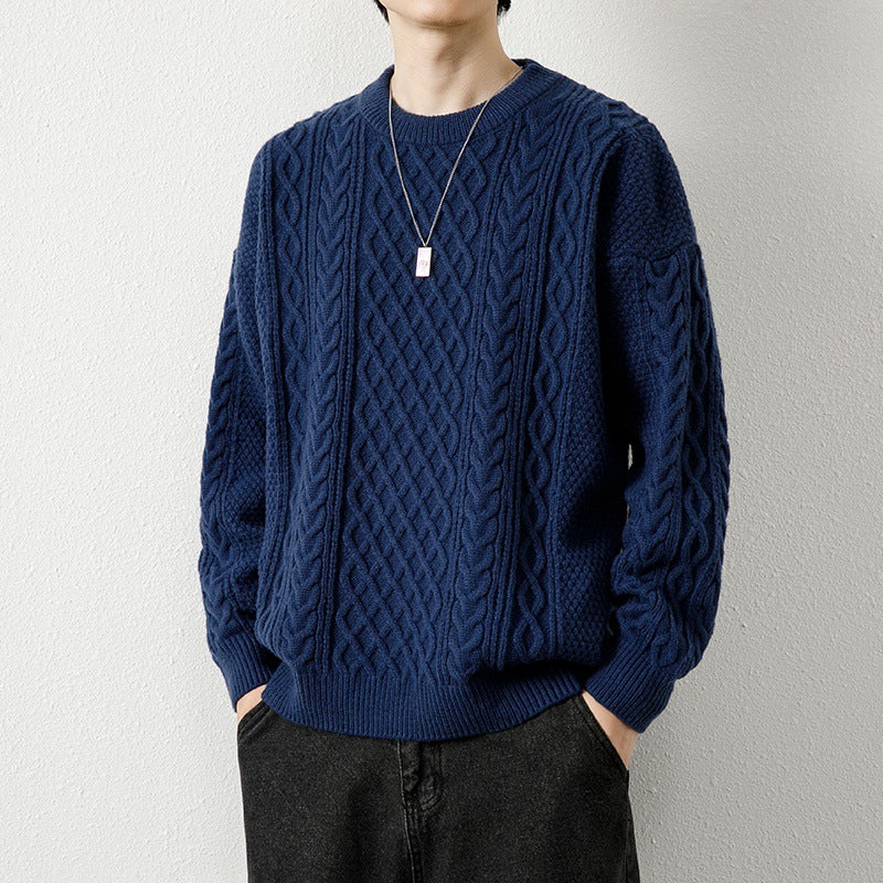 Maglione blu a trecce indossato da una persona, abbinato a collana argento. Moda invernale, stile casual, abbigliamento uomo elegante.