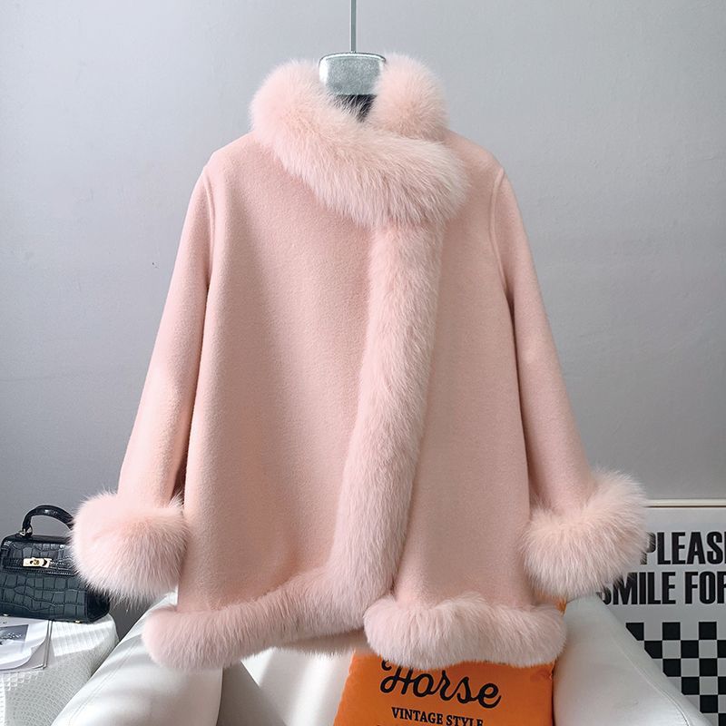 Cappotto rosa in lana con bordi in pelliccia sintetica, appeso su gruccia. Elegante e caldo, ideale per moda invernale femminile.