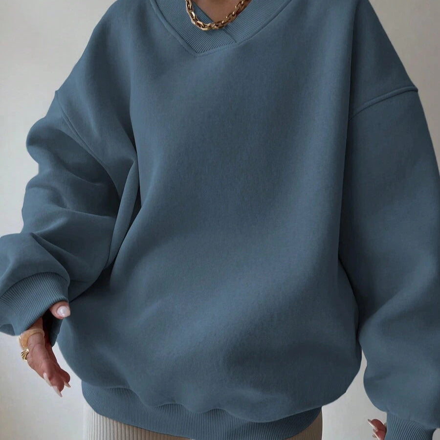 Maglione oversize blu, stile casual, con collana dorata. Moda autunnale, abbigliamento comodo, tendenze streetwear donna.