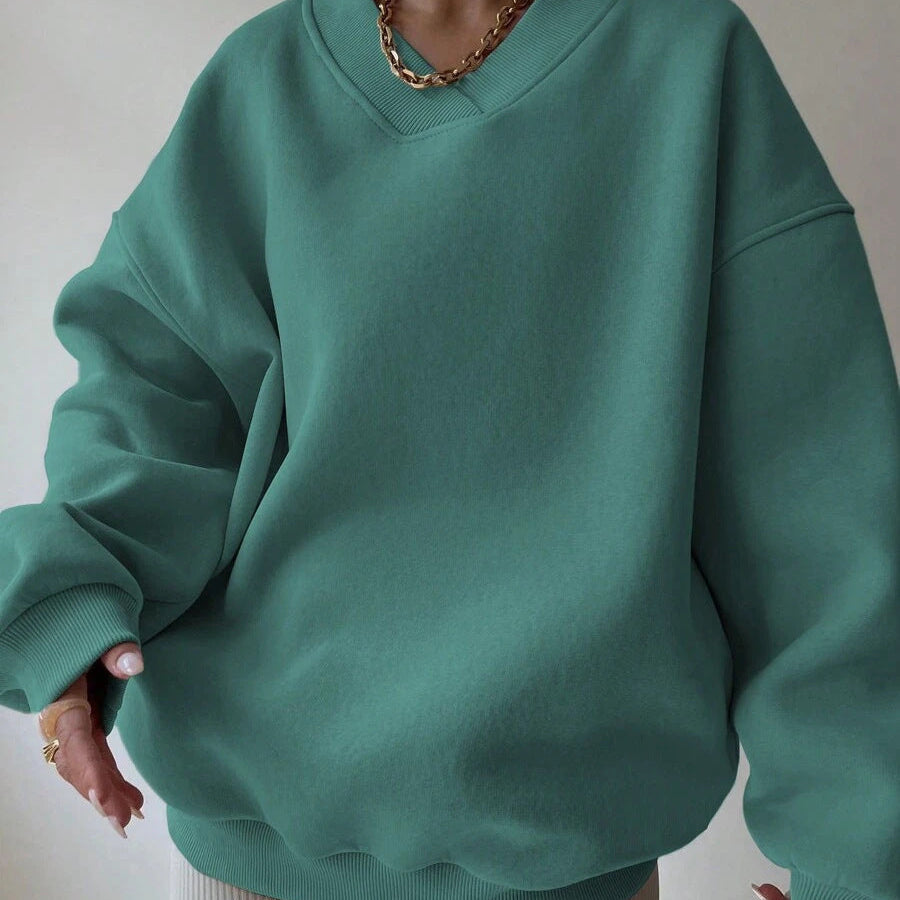 Donna con felpa oversize verde menta, collana dorata, moda casual, abbigliamento autunnale, stile confortevole, tendenze moda 2023.