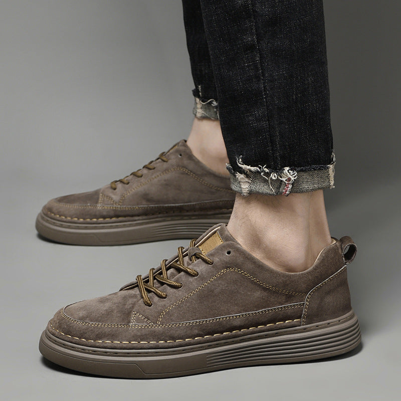 Scarpe da ginnastica marroni in pelle scamosciata, suola spessa, indossate con jeans neri. Design casual e moderno, perfette per l'autunno.