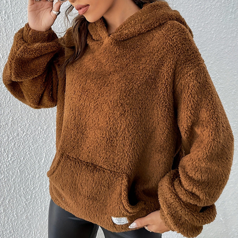 Donna con felpa marrone in pile, morbida e calda, ideale per l'inverno. Moda casual, abbigliamento comodo, stile autunnale.