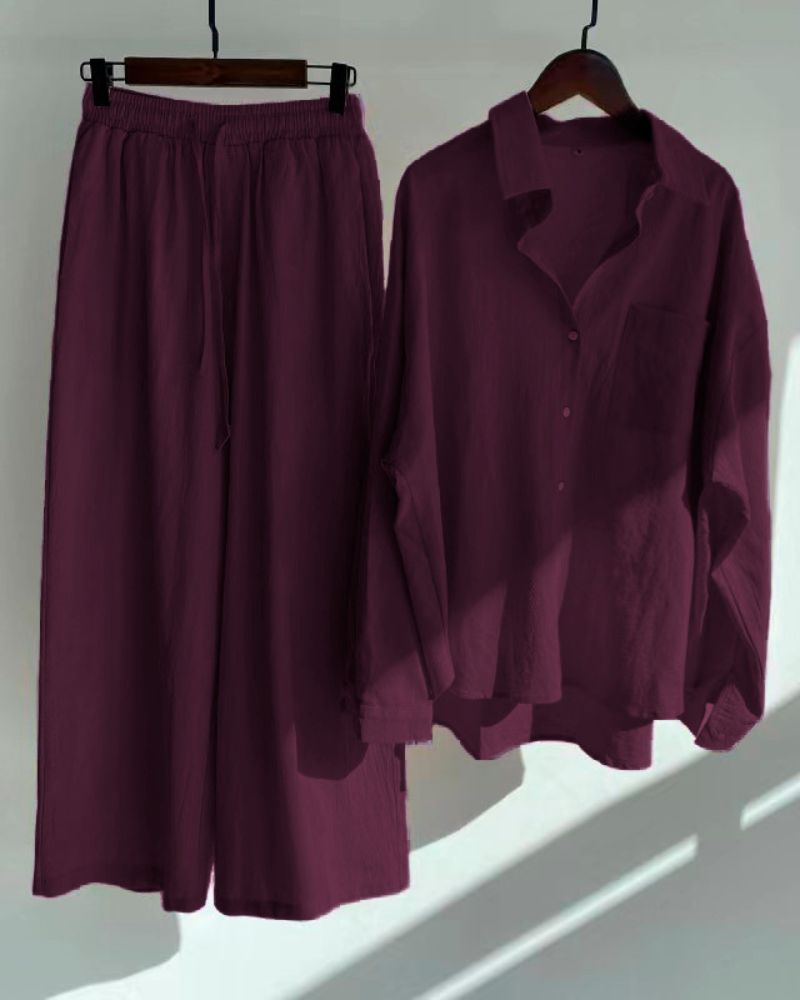 Completo pigiama donna in cotone viola, composto da camicia a maniche lunghe e pantaloni larghi. Abbigliamento notte comodo ed elegante.