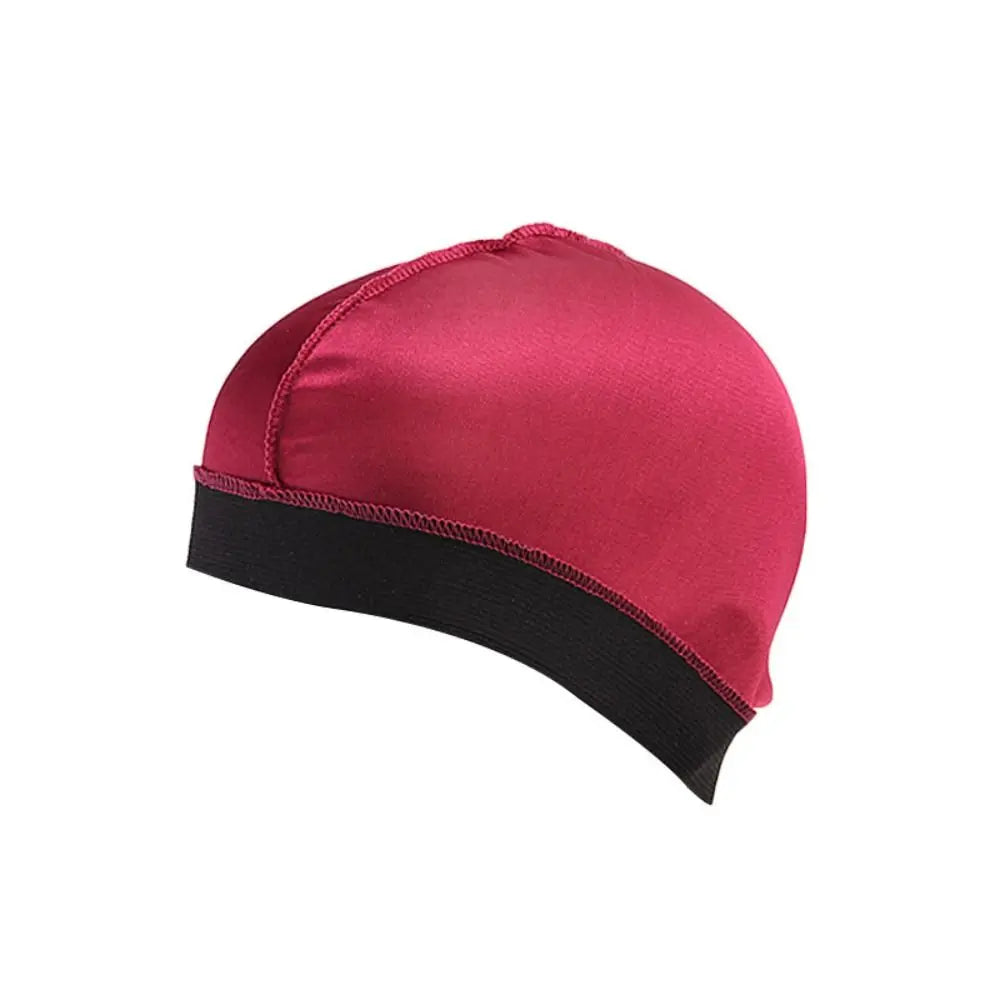 Cuffia da nuoto in tessuto rosso e nero, design ergonomico, ideale per nuotatori professionisti, accessorio piscina resistente e confortevole.