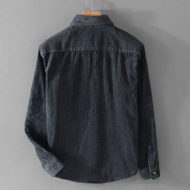 Camicia di velluto a coste grigio scuro, maniche lunghe, vista posteriore, appesa su gruccia. Moda uomo, abbigliamento casual autunnale.