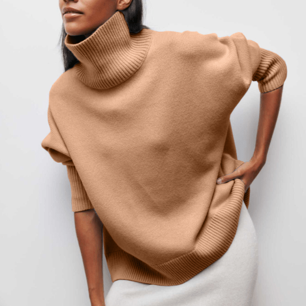 Donna con maglione dolcevita beige oversize, moda autunno inverno, stile casual chic, abbigliamento caldo e confortevole, tendenze moda 2023.