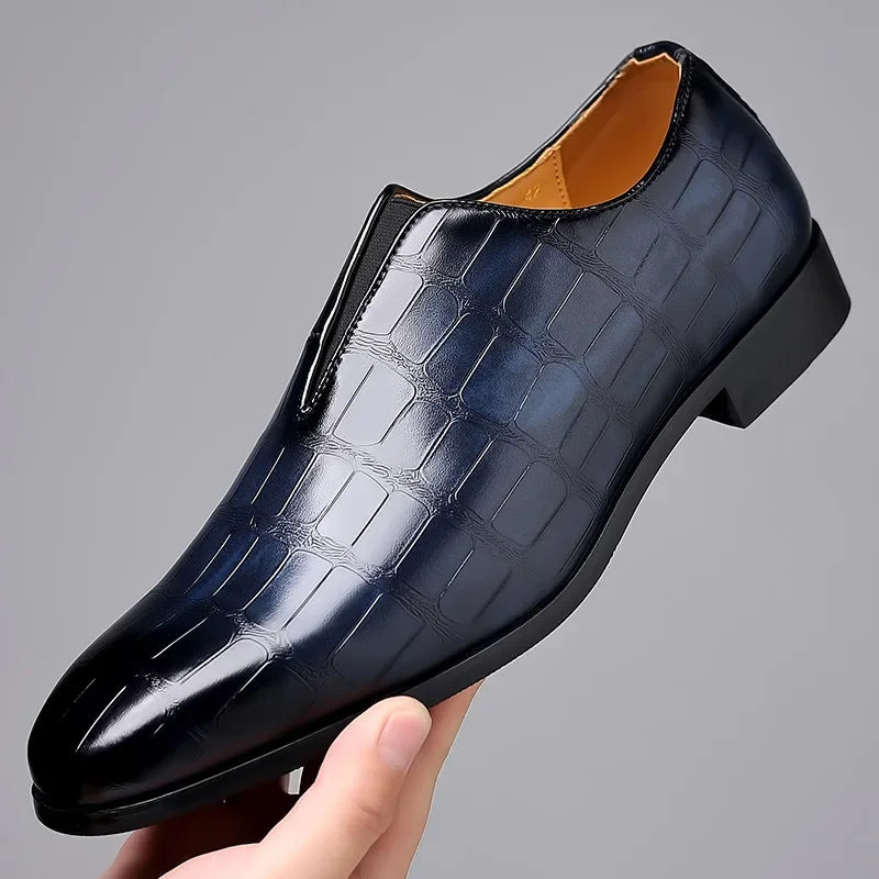 Scarpa elegante da uomo in pelle lucida blu con motivo a coccodrillo, design slip-on, suola nera. Scarpe formali di lusso per occasioni speciali.