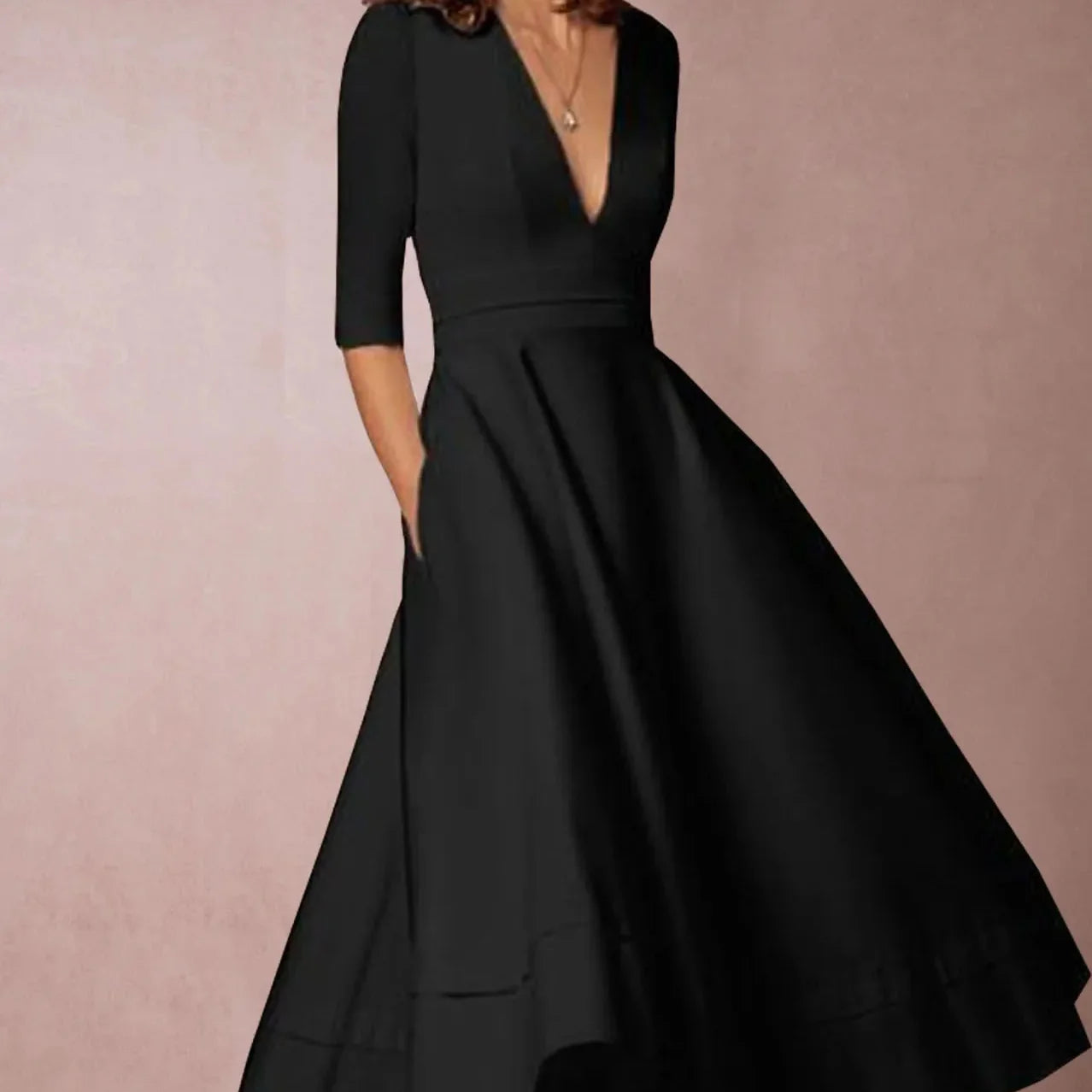 Abito nero elegante con scollo a V profondo e maniche a tre quarti, design classico e sofisticato, perfetto per eventi serali e cerimonie.