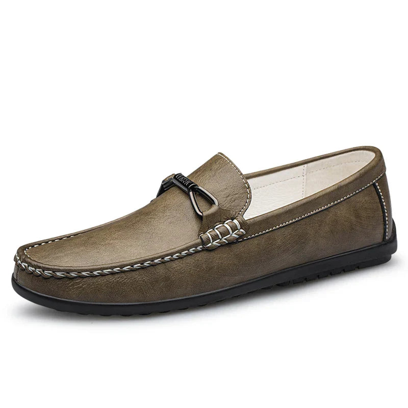Mocassino uomo in pelle marrone, design elegante con cuciture a contrasto e suola in gomma nera. Scarpe casual moda maschile.