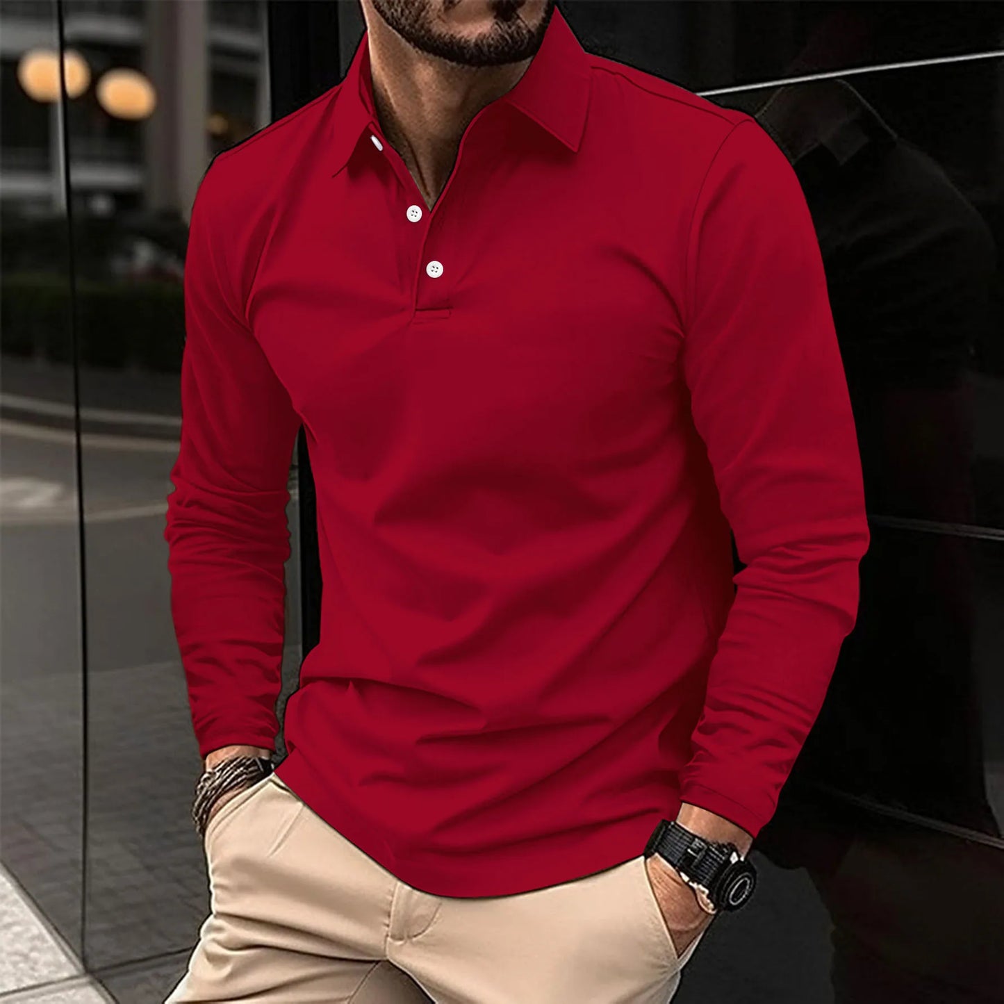 Uomo con camicia rossa a maniche lunghe, pantaloni beige, orologio nero, sfondo urbano. Moda maschile elegante, abbigliamento casual chic.