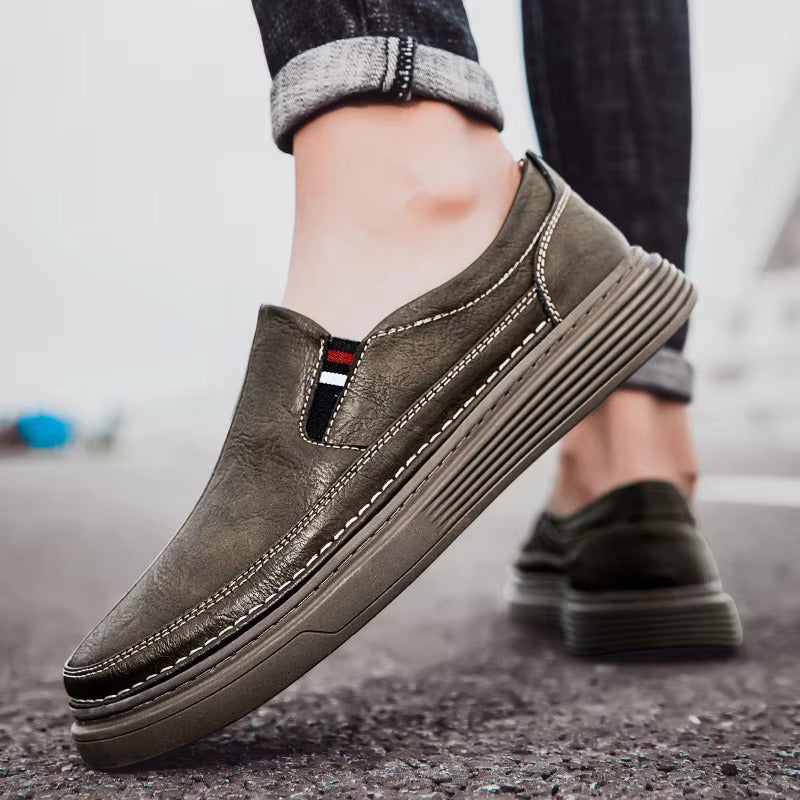 Scarpe slip-on uomo in pelle marrone, suola spessa antiscivolo, design casual ed elegante, perfette per moda urbana e comfort quotidiano.