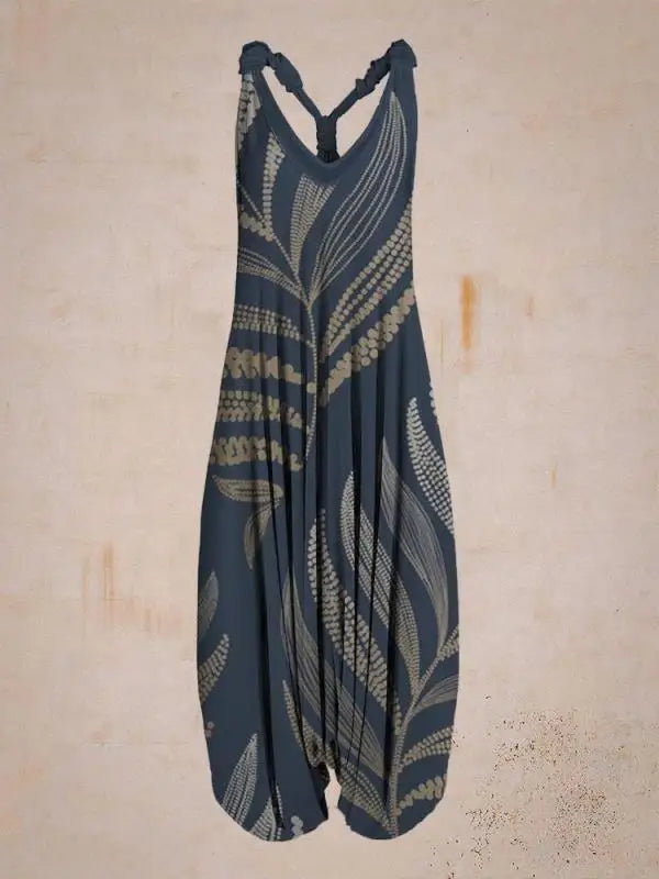 Tuta jumpsuit blu con motivo foglie beige su sfondo neutro. Abbigliamento estivo elegante, moda donna, design casual chic.