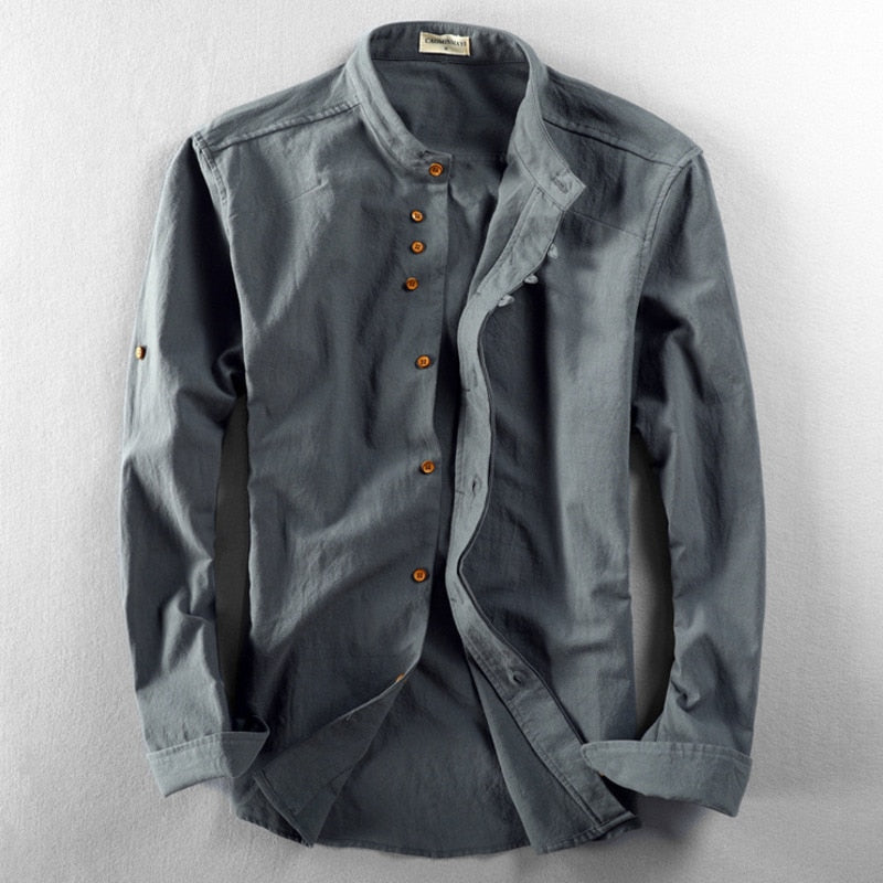 Camicia grigia da uomo in cotone, maniche lunghe, colletto alla coreana, bottoni in legno. Stile casual elegante, moda maschile autunnale.