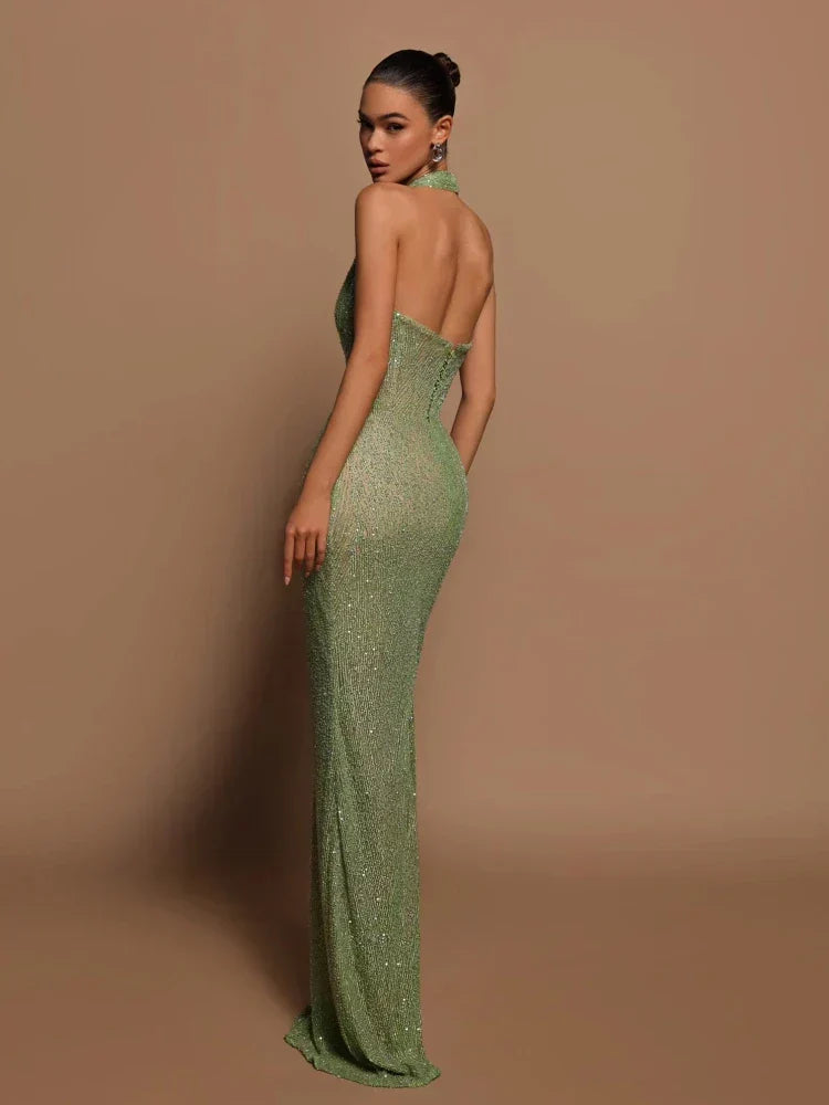 Modella in abito lungo verde scintillante, senza spalline, posa su sfondo marrone. Moda elegante, abbigliamento da sera, stile glamour.