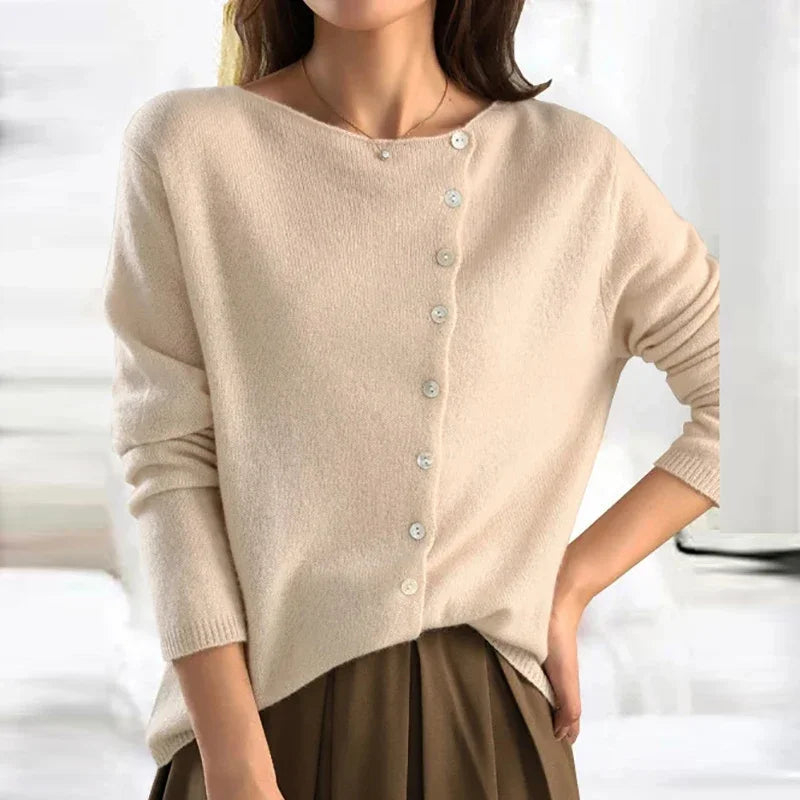 Maglione beige da donna con bottoni asimmetrici, maniche lunghe, stile casual elegante, perfetto per moda autunnale e invernale.