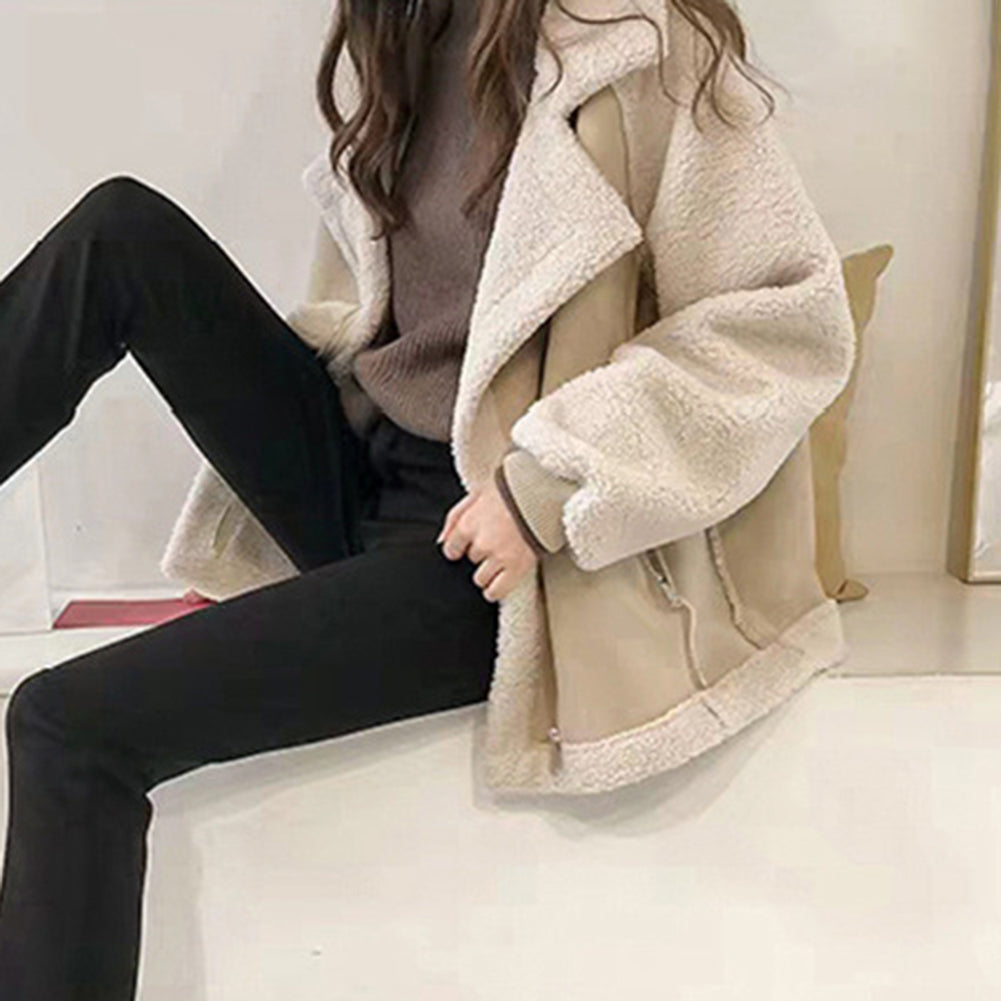 Giacca invernale donna in pelliccia sintetica beige, abbinata a maglione marrone e pantaloni neri. Moda casual autunno inverno.