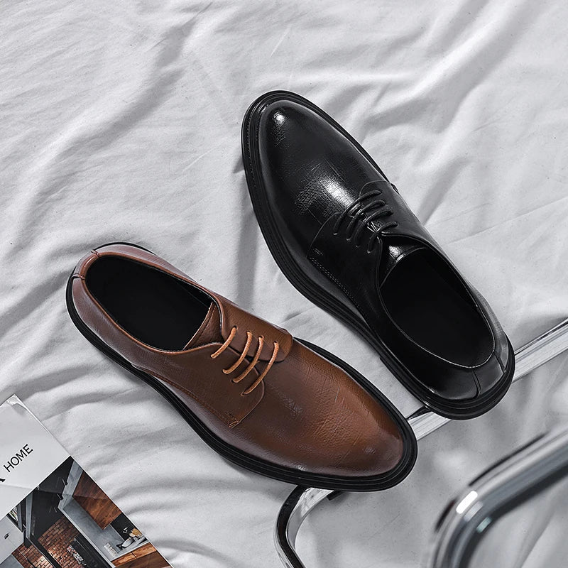 Scarpe eleganti da uomo in pelle, una marrone e una nera, su sfondo bianco. Scarpe formali, moda maschile, calzature di lusso.