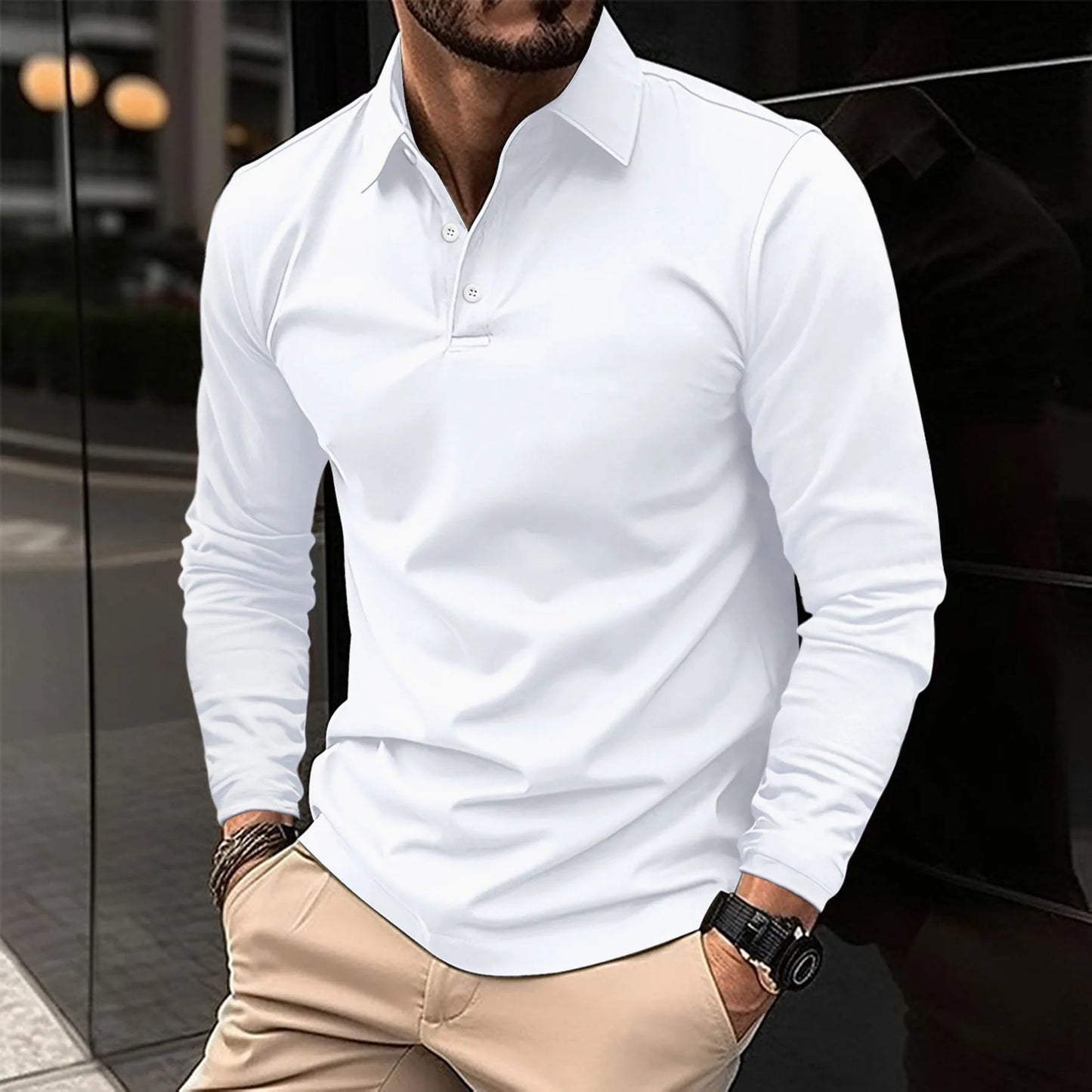 Uomo con camicia bianca a maniche lunghe, pantaloni beige, orologio nero, sfondo urbano. Moda maschile elegante, stile casual chic.