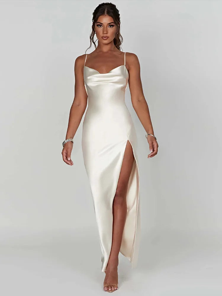 Donna in abito da sera bianco satinato con spacco alto, posa elegante. Moda femminile, abbigliamento elegante, tendenza abiti da cerimonia.