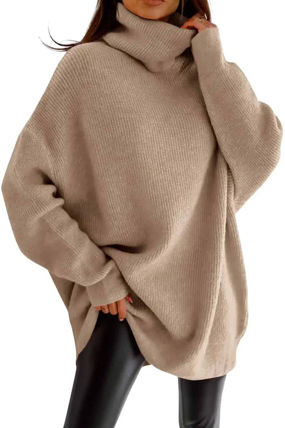 Donna con maglione oversize beige a collo alto, abbinato a leggings neri. Moda autunnale, abbigliamento casual chic, tendenze moda 2023.