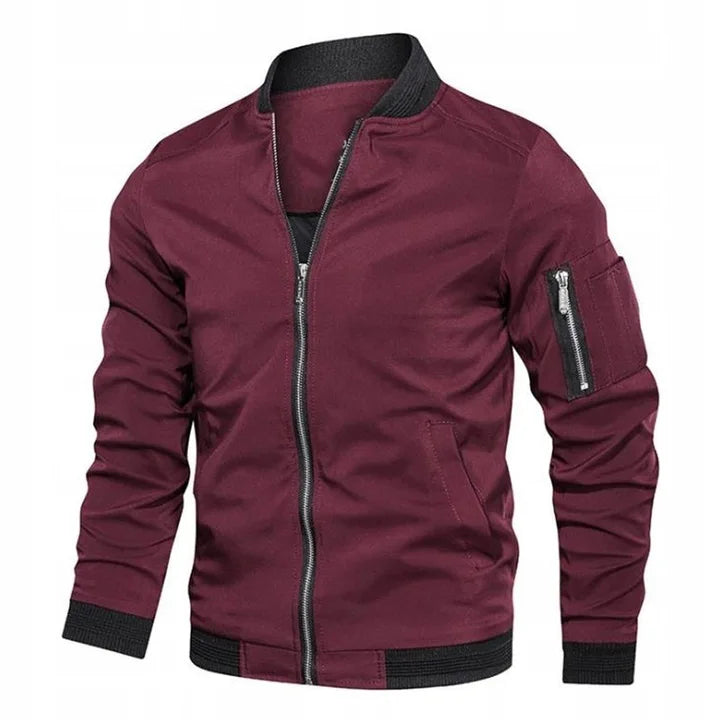 Giacca bomber uomo bordeaux con zip frontale, tasca sulla manica e polsini neri. Moda casual, stile urbano, abbigliamento autunnale.