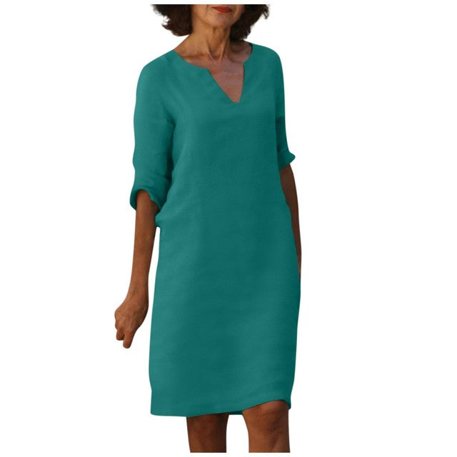 Abito verde smeraldo, maniche a tre quarti, scollo a V, stile casual elegante, perfetto per occasioni estive e primaverili.
