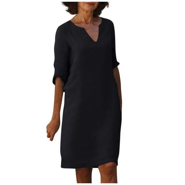 Abito nero elegante da donna con scollo a V e maniche a tre quarti, stile minimalista, perfetto per occasioni formali e casual.