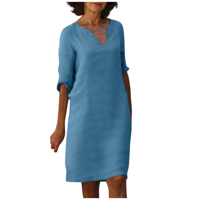 Abito donna blu, maniche a tre quarti, scollo a V, stile casual elegante. Vestito estivo leggero, moda femminile, abbigliamento trendy.