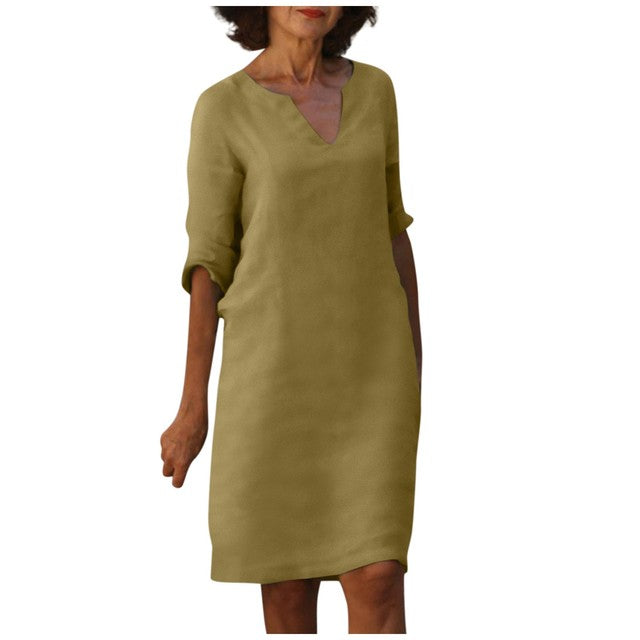 Abito donna elegante color senape, maniche a tre quarti, scollo a V. Moda femminile casual, vestito estivo leggero, stile minimalista.