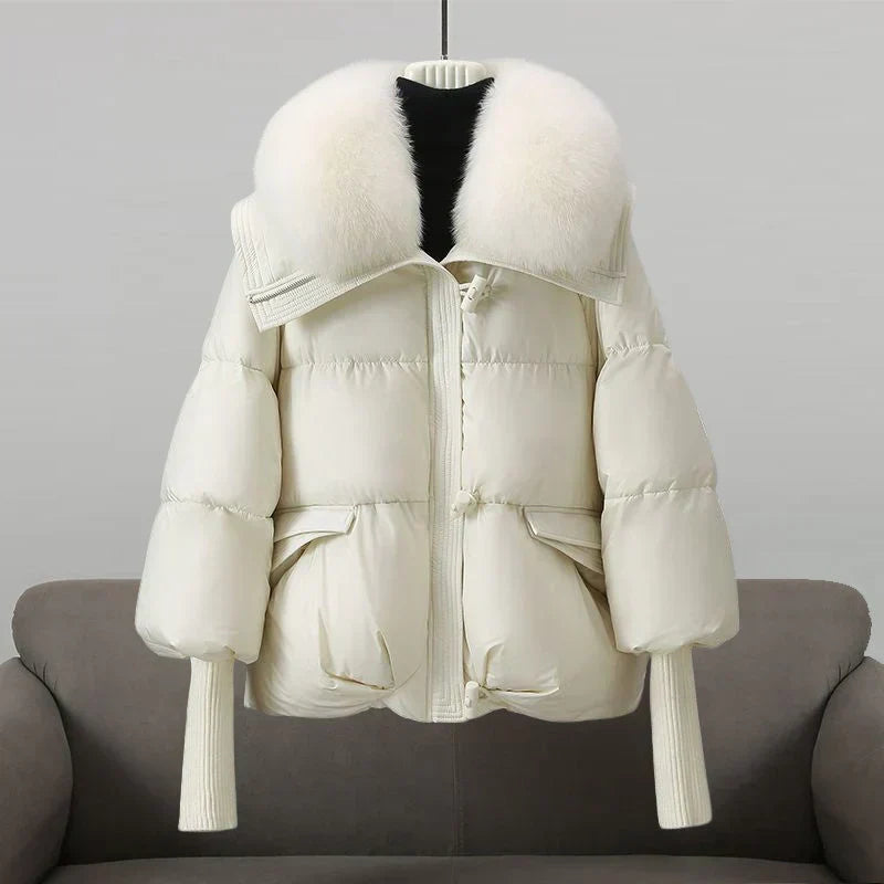 Giacca invernale bianca imbottita con collo in pelliccia, design elegante e moderno, ideale per il freddo. Cappotto donna caldo e alla moda.