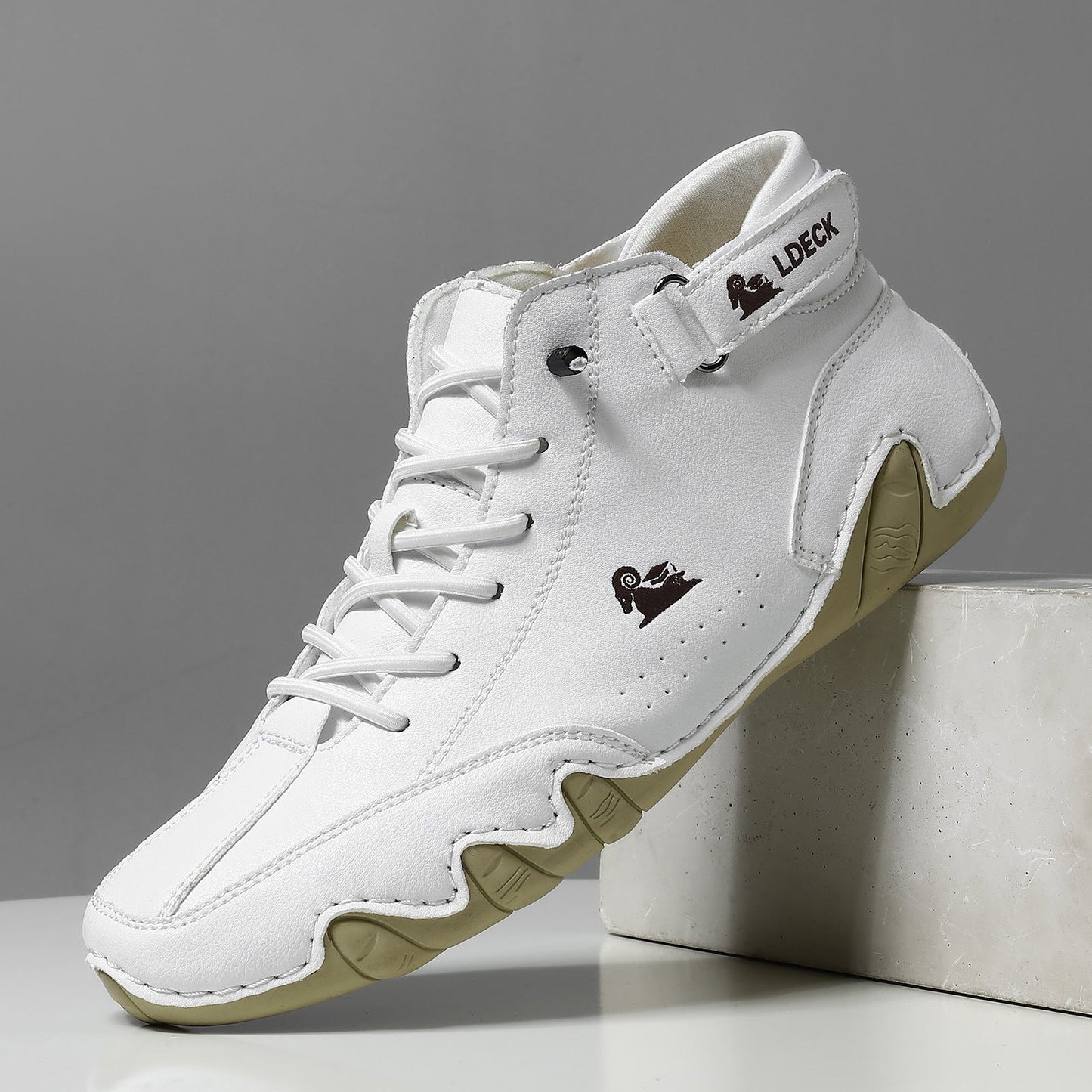 Scarpa sportiva bianca da uomo con suola beige, design moderno e logo laterale. Perfetta per attività sportive e casual.