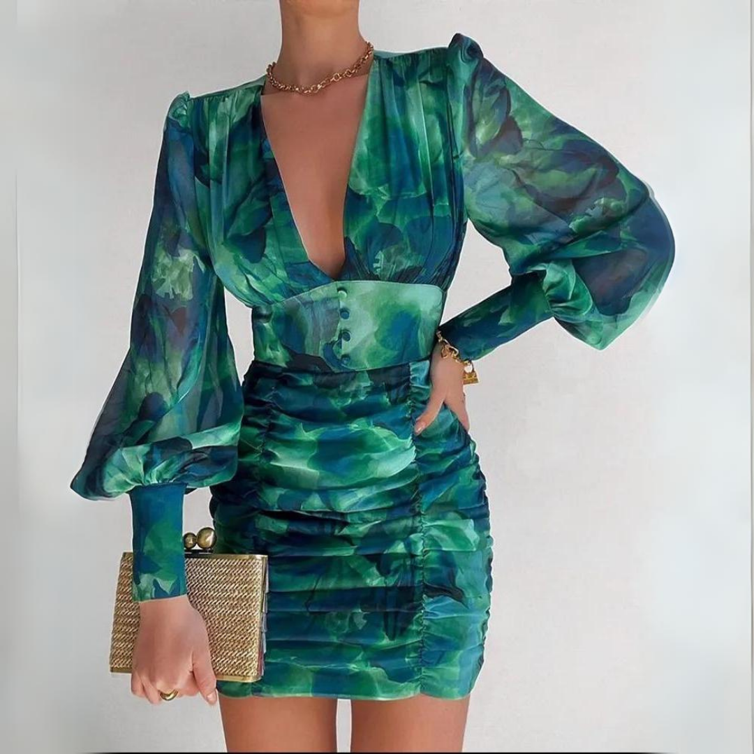 Donna in abito verde con scollatura profonda e maniche a sbuffo, tiene una pochette dorata. Moda elegante, abbigliamento da sera, stile sofisticato.