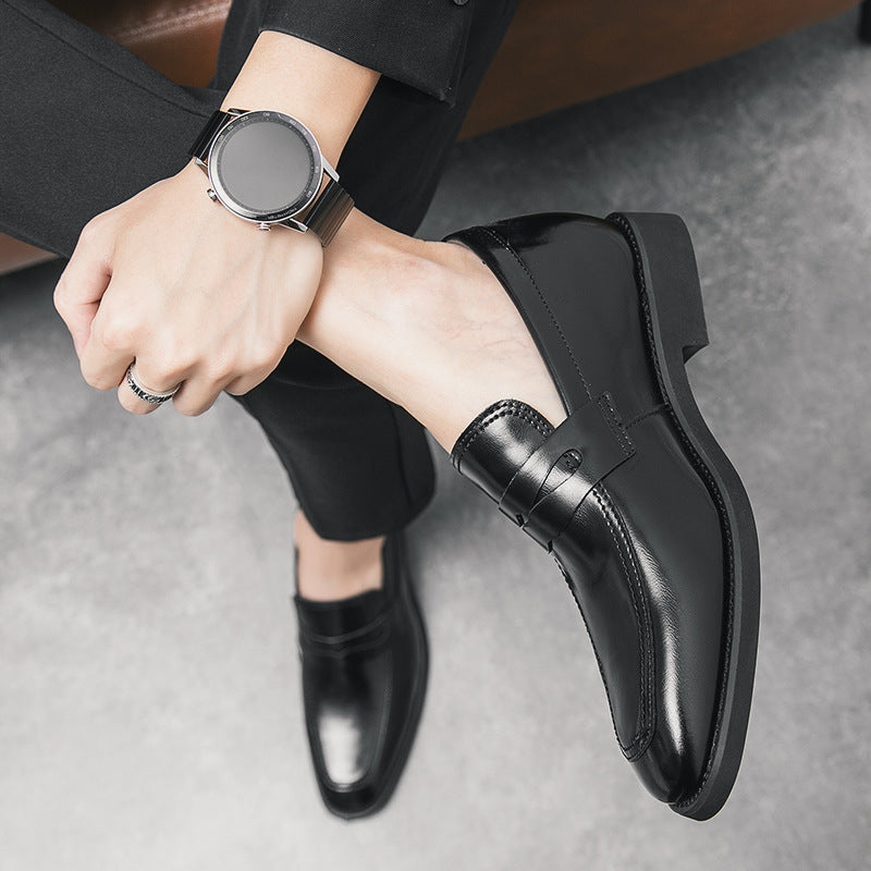 Scarpe eleganti uomo in pelle nera lucida, indossate con pantaloni scuri. Orologio moderno al polso. Stile formale e sofisticato.