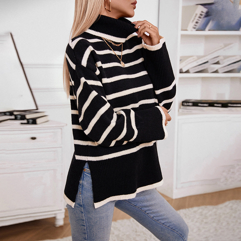 Donna con maglione a righe bianche e nere, collo alto, indossa jeans. Stile casual autunnale, moda femminile, arredamento moderno sullo sfondo.