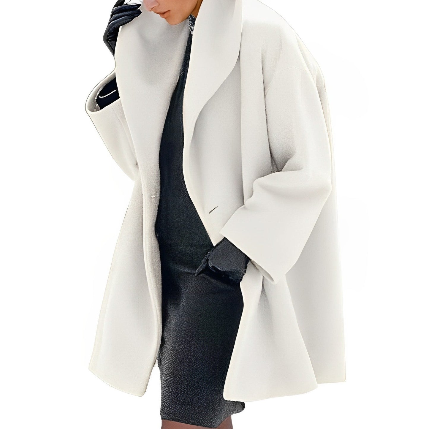 Cappotto bianco elegante su sfondo bianco, indossato con guanti neri. Moda invernale, abbigliamento di lusso, stile sofisticato.