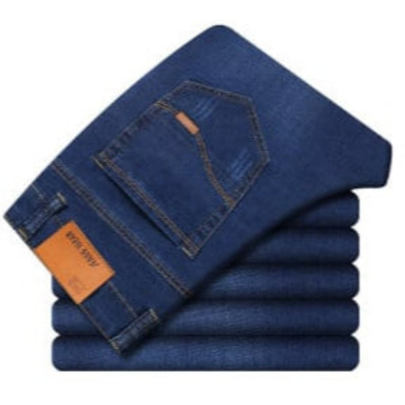 Jeans blu piegati, tasca posteriore visibile, etichetta marrone. Moda uomo, abbigliamento casual, denim di qualità.