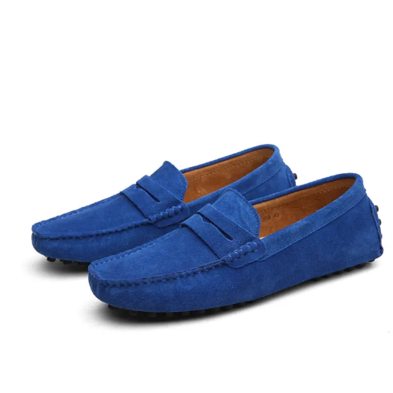Mocassini uomo in pelle scamosciata blu, suola in gomma antiscivolo, design elegante e casual, ideali per look estivi e primaverili.