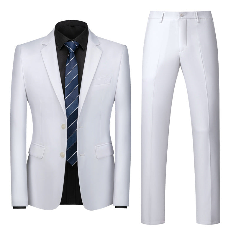 Abito elegante bianco da uomo con giacca e pantaloni, camicia nera e cravatta blu a righe. Moda formale, abbigliamento cerimonia.