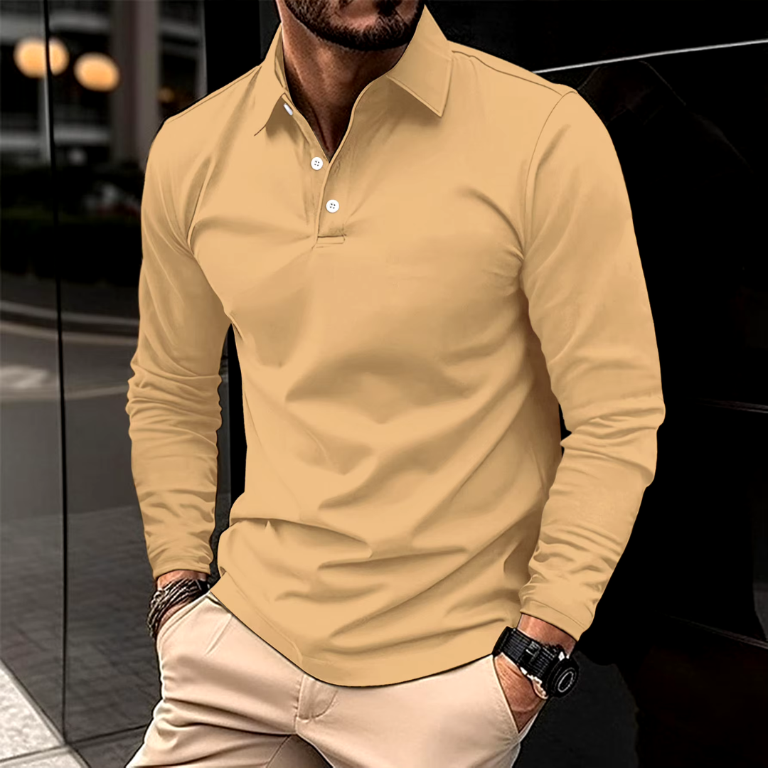 Uomo con camicia beige a maniche lunghe, colletto classico, in contesto urbano. Moda maschile elegante, abbigliamento casual chic.